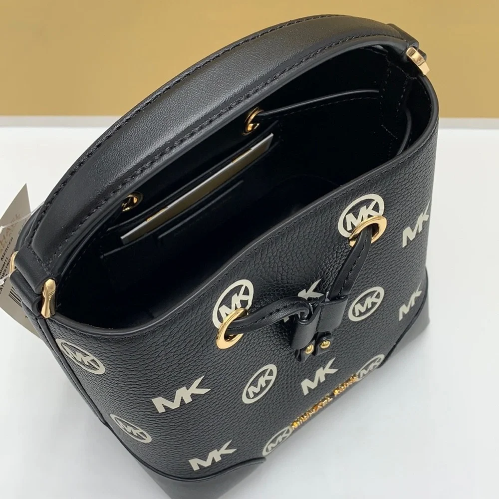 MICHAEL KORS
Mercer Small Logo Embossed Leather Bucket Bag
COLOR BLACK - Picture 7 of 15